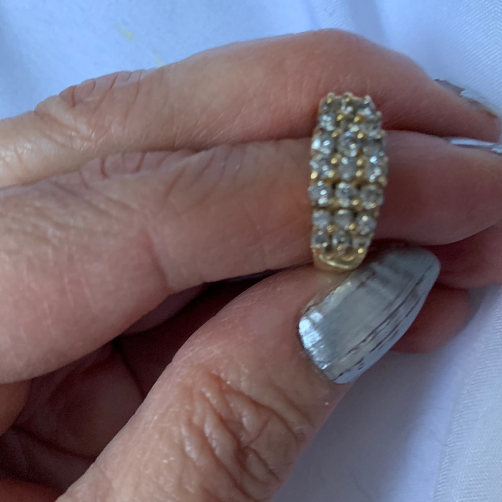 Women's diamond ring
